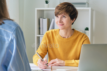 患者を見てメモを話している女性セラピスト。メンタルヘルス問題相談 / Photodune, Misc