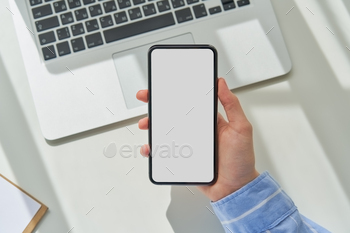 空の画面でスマートフォンを使用して顔のない女性。モックアップ、フラットレイ、コピースペース、テンプレート / Photodune, Misc