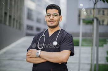屋外で聴診器と医療制服を着た若い男性のアジアのアラブの医師または学生の肖像画 / Photodune, Misc