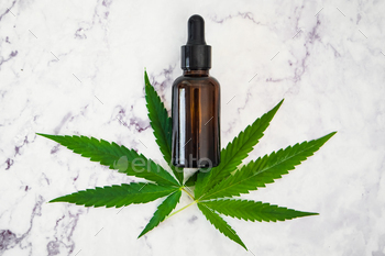 スポイトボトルの大麻油と大理石のテーブルの緑の葉。代替医療の概念。 / Photodune, Misc