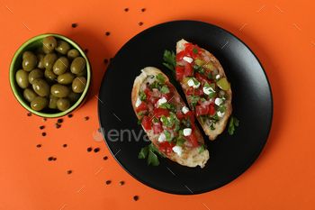 オレンジ色の背景においしいイタリアンスナックブルスケッタと食材 / Photodune, Misc