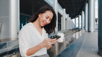 街を歩きながら、ホットドリンクの使い捨て紙コップを保持し、スマートフォンを使用して実業家。 / Photodune, Misc