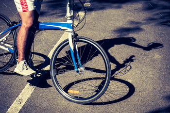 自転車の影とサイクリング競技のトロフィーを持っているサイクリスト。 / Photodune, Misc