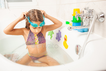 バスルームの女の子は水泳メガネをかけています / Photodune, Misc