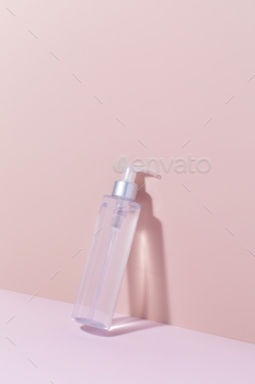 影付きのピンクの背景に化粧品のモックアップ。顔のクレンジングトニック / Photodune, Misc