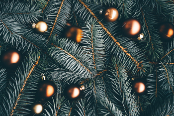 クリスマスツリーの枝と木製の背景にお祝いの装飾。 / Photodune, Misc