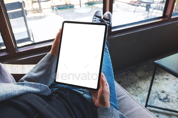 カフェに座っている間空白の白いデスクトップ画面で黒いタブレットPCを保持している女性 / Photodune, Misc