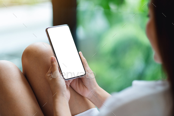 空白の白いデスクトップ画面で携帯電話を座って保持している女性 / Photodune, Misc