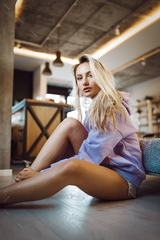 自宅でリラックスした若い美しい女性の肖像画 / Photodune, Misc