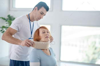 頸部カラーを身に着けているプロの男性医師 / Photodune, Misc