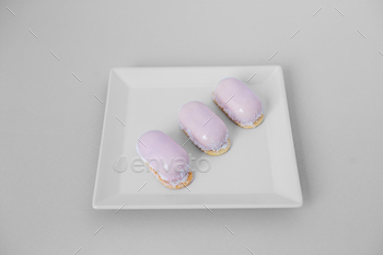 白い皿に3つのエクレア、軽食用のお菓子、ケータリング、軽い朝食 / Photodune, Misc