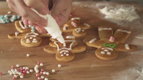 Decorating Ginger Bread Cookies for Christmas