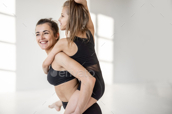 スポーツママや体操トレーニングのトレーナーと幸せな女の子 / Photodune, Misc