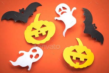 カボチャ、幽霊、コウモリとハロウィーンの休日の背景は、オレンジ色の背景に紙をカットします。 / Photodune, Misc