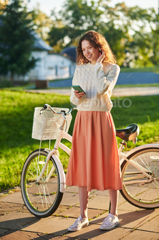 公園で自転車を持っている女の子の写真 / Photodune, Misc