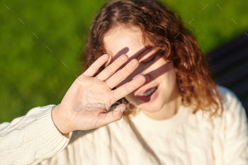 太陽から目を閉じている生姜の女の子 / Photodune, Misc