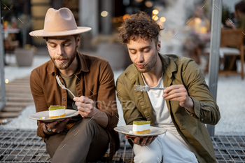 カントリーハウスのポーチで話している2人の男性の友人 / Photodune, Misc