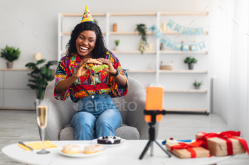 自宅でハンバーガーを食べる誕生日に電話をかける黒人女性のビデオ / Photodune, Misc