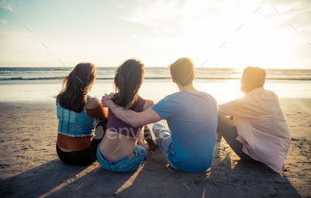 ビーチで夕日を楽しむ4人の友人 / Photodune, Misc