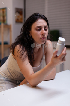 薬の瓶を保持している頭痛を持つ白人女性 / Photodune, Misc