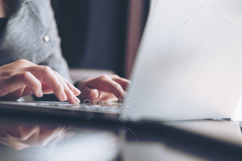 ガラスのテーブルの上のラップトップキーボードで作業し、入力しているビジネス女性の手のクローズアップ画像 / Photodune, Misc