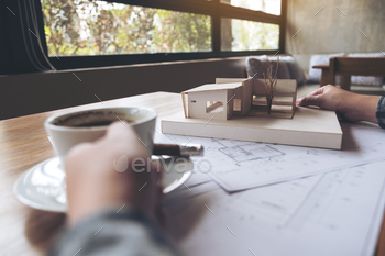 ショップの画用紙で建築モデルに取り組んでいる建築家 / Photodune, Misc