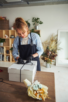 出荷のためのパッケージを準備する手袋で満足している花屋 / Photodune, Misc