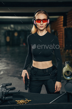 先を見据えた拳銃を持った真面目な決意の女 / Photodune, Misc