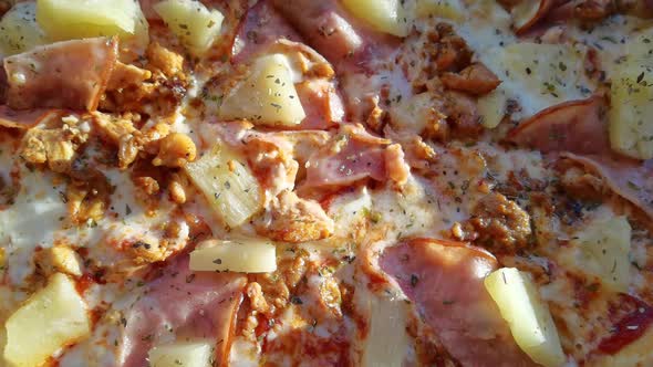 Hawaiina Pizza with Pineapple