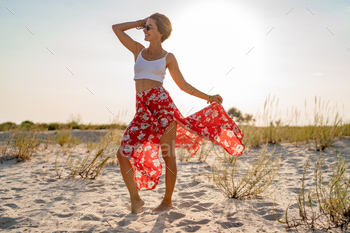 夏のスタイルのファッショントレンドの衣装でビーチでスタイリッシュな魅力的なスリムな笑顔の女性 / Photodune, Misc