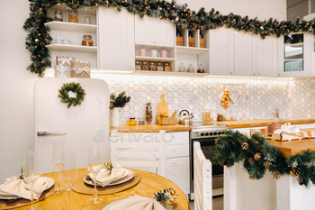 キッチンのクリスマステーブルデコレーション、食事を出す前のグラス付きの宴会テーブル、クローズアップ / Photodune, Misc
