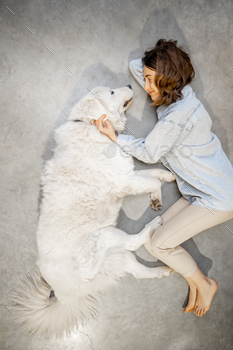 一緒に横たわっている彼女の犬と女性 / Photodune, Misc