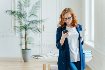 携帯電話に焦点を当てた女性起業家は、銀行のアプリケーションを介して支払いを行い、コーヒーを飲みます / Photodune, Misc