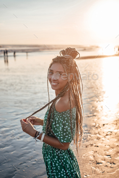 ビーチでカメラを見てドレスを着たうれしそうな女性 / Photodune, Misc
