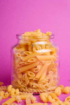 さまざまな未調理の黄金の小麦パスタが入った1つのガラス瓶 / Photodune, Misc