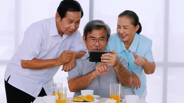 Group of senior friends enjoying meeting on dining table