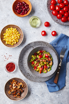 Quinoa with green beans, tomatoes, fried champignons, corn, red bell peppers, peas and soybeans / Photodune, Misc