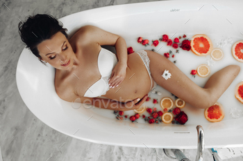 Beautiful pregnant lady having a soothing bath / Photodune, Misc