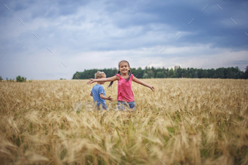 Kids running in wheat field, live life to the fullest, freedom, childhood and happiness / Photodune, Misc