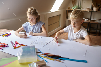 Children drawing at the table, kids in workshop / Photodune, Misc