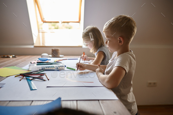 Two children drawing with pencils and markers / Photodune, Misc