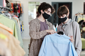 Woman buying a new shirt / Photodune, Misc