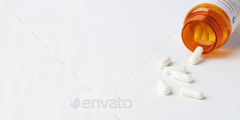 Pills for viral disease spilled from a bottle / Photodune, Misc