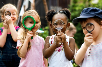 Group of kindergarten kids friends holding magnifying glass for explore / Photodune, Misc