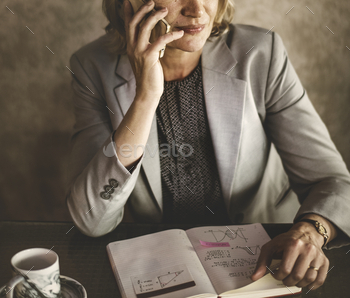 Casual woman is talking on the phone / Photodune, Misc