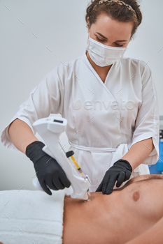 Female doctor using a mesogun for an aesthetic procedur / Photodune, Misc