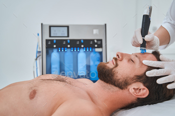 Male patient getting rid of blackheads on his forehead / Photodune, Misc