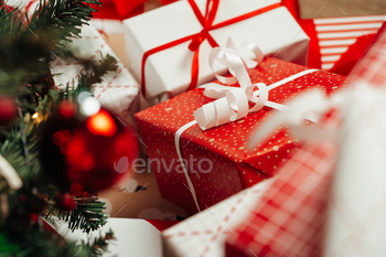 Pile of wrapped presents under the Christmas tree / Photodune, Misc
