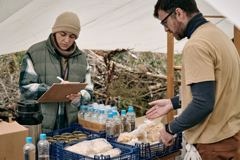 Distributing Food To Refugees