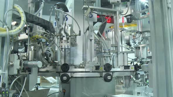 Automated production of plastic parts in a large factory